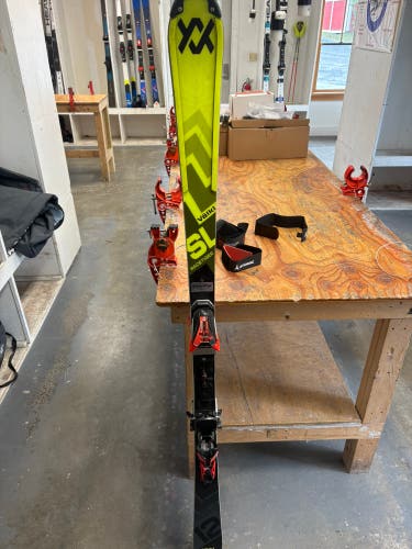 Men's 2025 Volkl 165 cm Racing Skis Max Din 20 (Used)