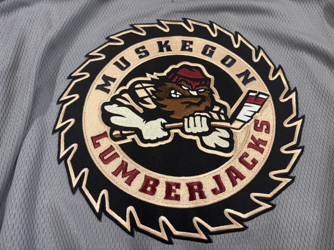 Muskegon Lumberjacks Gray Large/Extra Large Men's Jersey (Used) USHL (SawBlade logo)