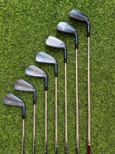 TaylorMade Pursuit Collection Oracle Red Bull P790 4-PW Iron Set (Dynamic
Gold)!