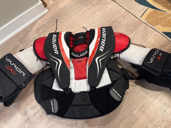 Medium Bauer Vapor X:40 Goalie Chest Protector (Used)