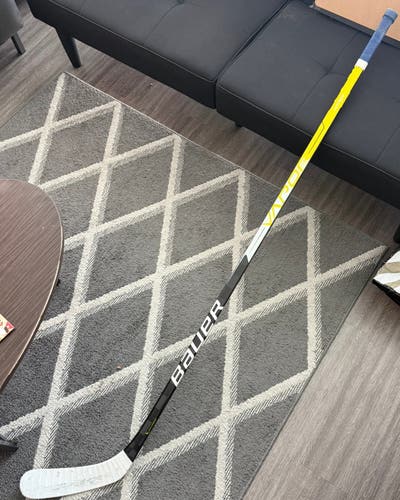 Senior Bauer Vapor Hyperlite Right Handed Hockey Stick P92 77 Flex Pro Stock (Used)
