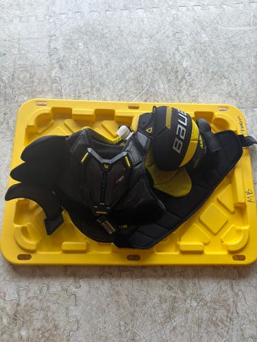 Medium Junior Bauer Supreme Mach Shoulder Pads (Used)