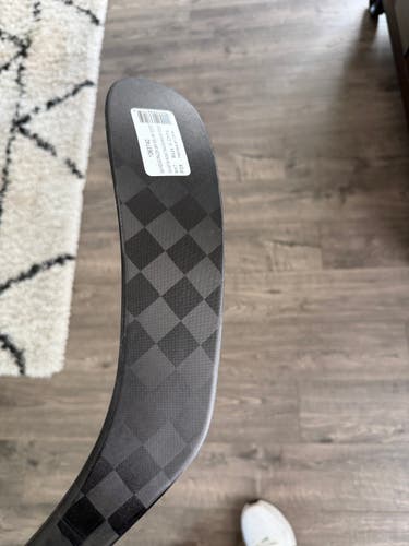 New Intermediate Bauer Nexus Tracer Right Handed Hockey Stick P28 55 Flex (New)