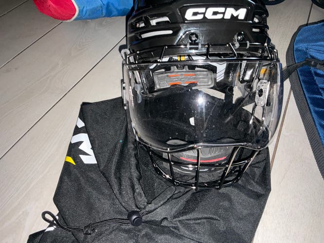 Medium CCM Tacks 910 Helmet (Used) used 2 times