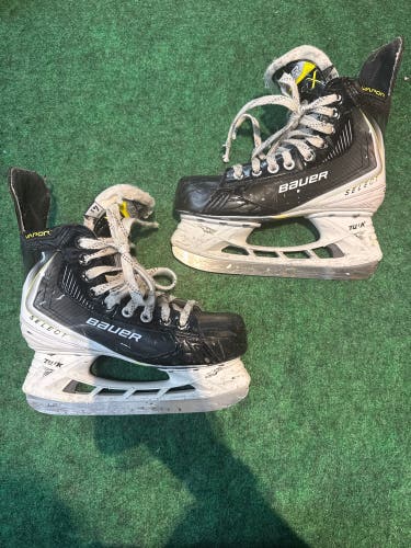 Intermediate Bauer S25 Vapor Select (SMU) Hockey Skates (Regular) Size 4.5 (Used)