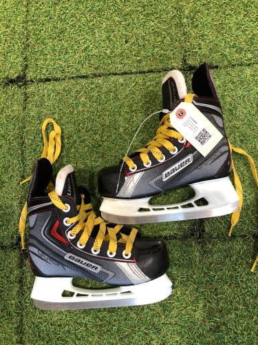 Youth Bauer Vapor X30 Hockey Skates Regular Width 13 (Used)