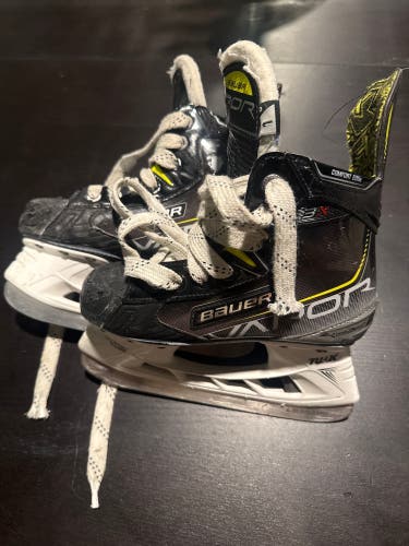 Black 2021 Bauer Vapor 3X Hockey Skates Regular Width Size 1 (Used)