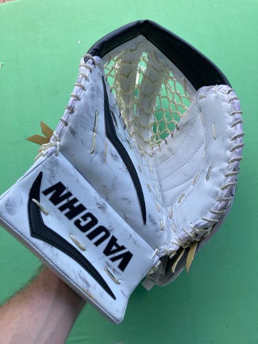 White Intermediate Vaughn Velocity V7 XF Goalie Gloves & Blockers Regular (Used)
