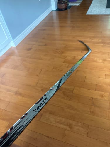 Senior Bauer Vapor Hyperlite 2 Right Handed Hockey Stick P28 77 Flex (New)