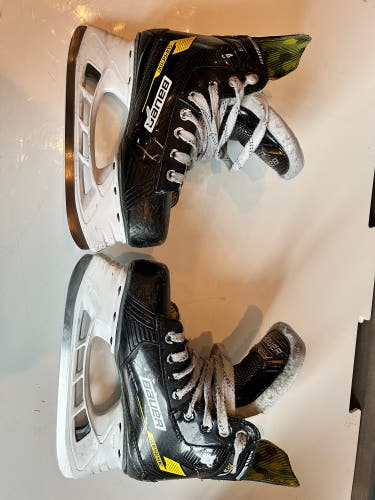 2022 Bauer Supreme M3 Hockey Skates Size 4 (Used)