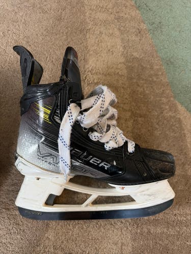 2023 Bauer Vapor Hyperlite 2 Hockey Skates Size 4.5 (Used)