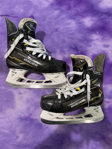 Junior Bauer Supreme M40 Hockey Skates Regular Width Size 3.5 (Used)