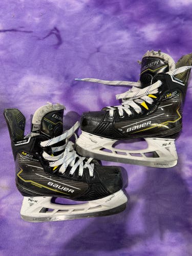 Junior Bauer Supreme M40 Hockey Skates Regular Width Size 3 (Used)