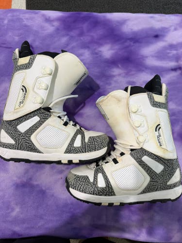 Men's Size M 10.5 (W 11.5) Burton Freestyle Snowboard Boots Medium Flex All Mountain (Used)