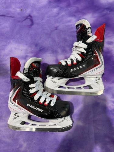 Junior Bauer Vapor Fly30 Hockey Skates Regular Width Size 1 (Used)