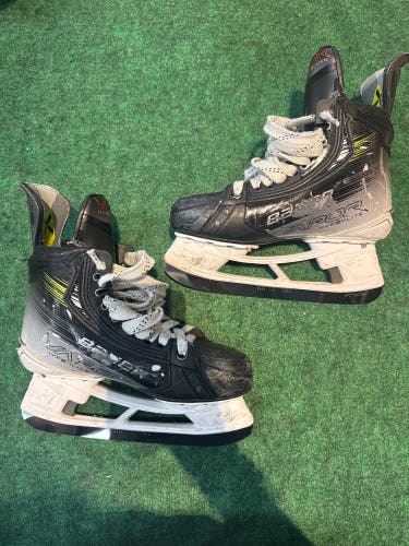 Intermediate Bauer Vapor Hyperlite 2 Hockey Skates (Fit 2) Size 5 (Used)