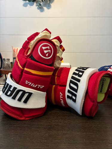 Calgary Flames Retro - Warrior Alpha LX Pro Gloves 14" Pro Stock (New)