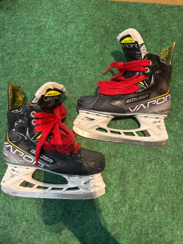 Junior Bauer Vapor 3X Hockey Skates (Regular) Size 2.5 (Used)