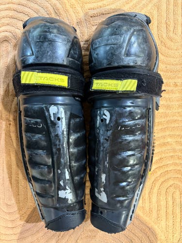 Junior CCM AS 580 Shin Pads 11" (Used)