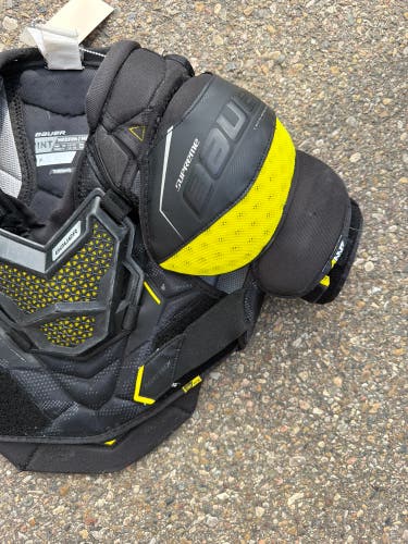 Medium Intermediate Bauer Supreme Matrix Shoulder Pads (Used)