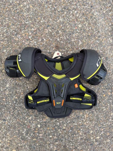 Medium Junior CCM XF Pro Shoulder Pads (Used)
