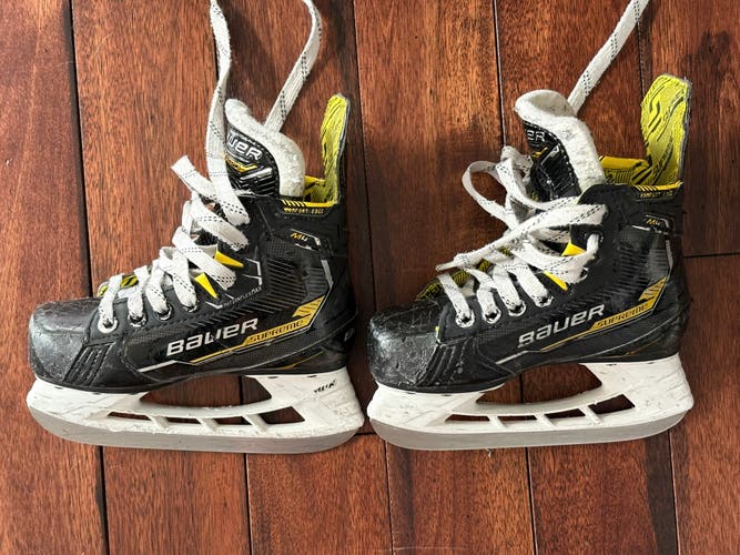 2022 Bauer Supreme M4 Hockey Skates Regular Width 11 (Used)