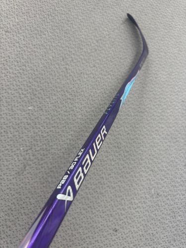 Junior Bauer Purple/Teal  Vapor Flylite Right Handed Hockey Stick P28 30 Flex (New)