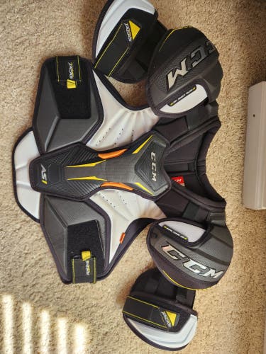 Men's Large Senior CCM Super Tacks AS1 Shoulder Pads (Used)