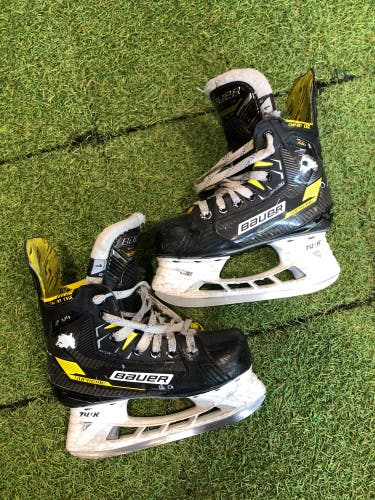 Junior Bauer Supreme M4 Hockey Skates Regular Width Size 1 (Used)