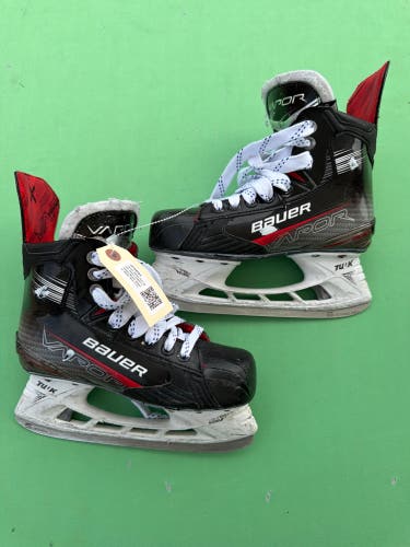 Junior Bauer S23 Vapor Select (SMU) Hockey Skates Regular Width Size 3.5 (Used)