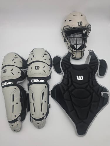 Wilson EZ Gear 2.0 Catcher’s Kit Black L/XL Youth Ages 7–12 Open Box Baseball (New)