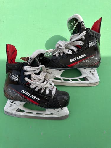 Junior Bauer S23 Vapor Select (SMU) Hockey Skates Regular Width Size 2.5 (Used)