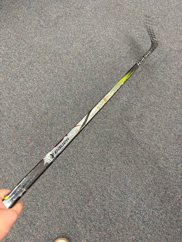 Junior Bauer Vapor Hyperlite 2 Hockey Stick Left Hand P28 30 Flex (Used)
