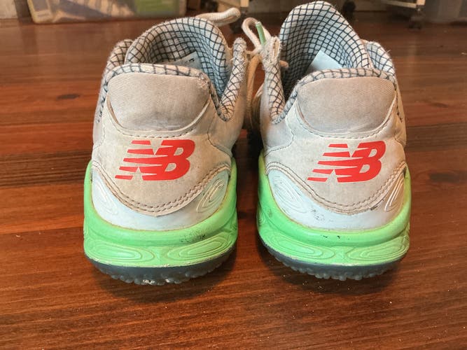 White Men's Size M 6.0 (W 7.0) Youth New Balance Low Top Turf Cleats (Used)