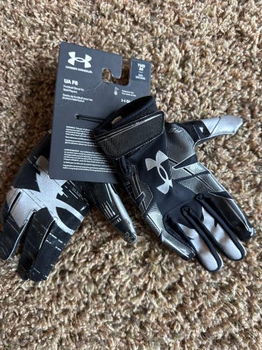 Black Medium Youth Under Armour F8 Gloves (New)
