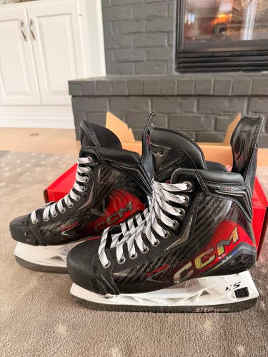 2025 CCM JetSpeed FT8 Pro Hockey Skates Regular Width 6 (Used)