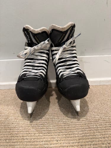 Black/White CCM AS-590 Hockey Skates Wide Width Size 4.5 (Used)