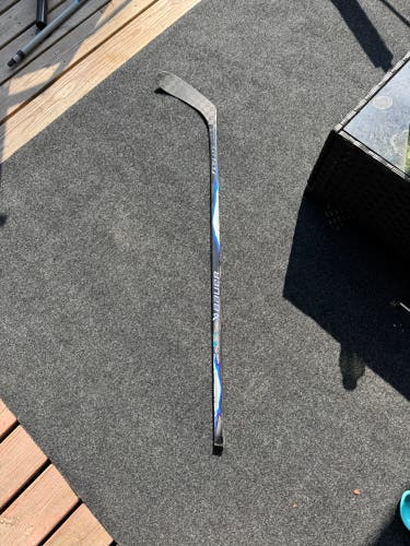 Youth Bauer Vapor Flylite Left Hand Hockey Stick P28 20 flex