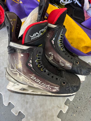 Bauer Vapor Hyperlite Hockey Skates size 7 fit 2 (Used)