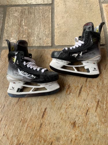 Bauer Vapor Hyperlite 2 Hockey Skates Regular Width Size 4 (Used)