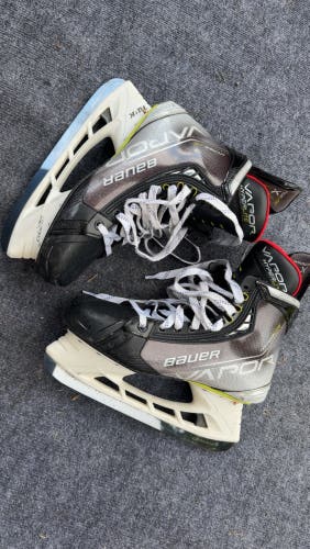 2021 Bauer Vapor Hyperlite Hockey Skates 9.5 (Used)