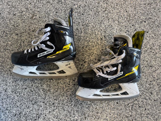 Bauer Supreme Youth Hockey Skates Extra Wide Width 6 (Used)