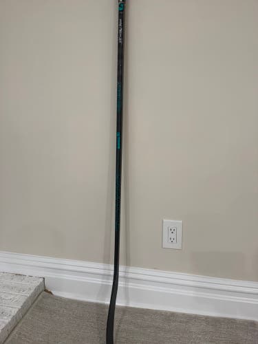 Intermediate Bauer Twitch Right Handed Hockey Stick P28 40 Flex Pro Stock (Used)