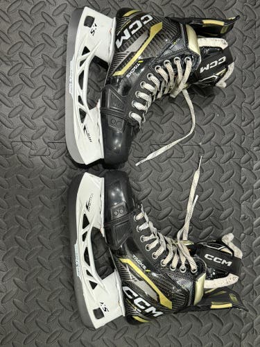 2022 CCM AS-V Pro Hockey Skates Wide Width Size 4.5 (Used)