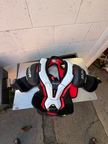 Men's Large Intermediate Bauer Vapor 1X Lite Shoulder Pads (Used)