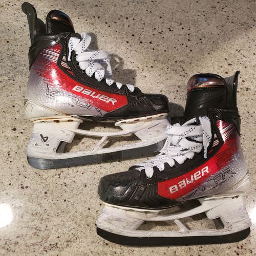 Red Bauer Vapor Hyperlite 2 Hockey Skates Narrow Width Size 6 (Used)