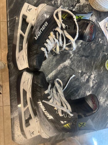2023 Bauer Vapor Hyperlite 2 Hockey Skates Regular Width 6 (Used) fit 2