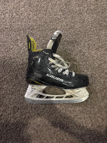 2022 Bauer Supreme M4 Hockey Skates 6.5 (Used)