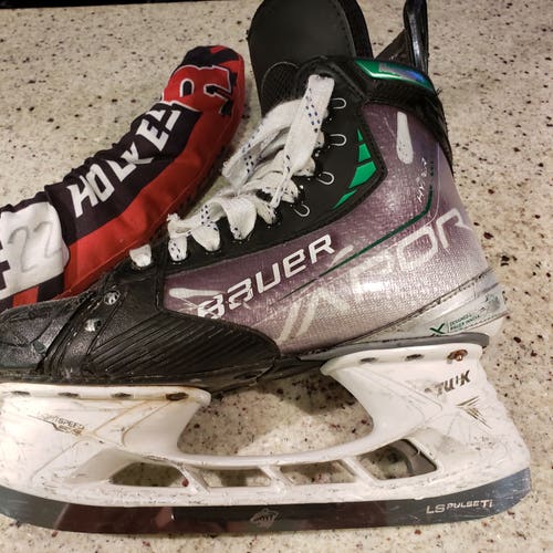 Green Bauer Vapor Hyperlite Hockey Skates Narrow Width Pro Stock 5.5 (Used)