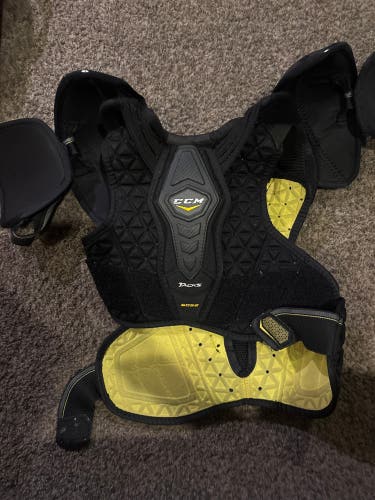 Men's Medium Intermediate CCM Tacks 6052 Shoulder Pads (Used)
